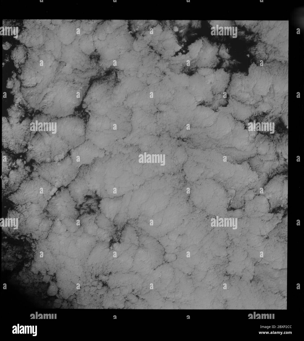 AS09-26D-3730D - Apollo 9 - Apollo 9 Missionsbild - S0-65 Multispektrale Fotografie - Wolken; Umfang und Inhalt: Die Originaldatenbank beschreibt dies wie folgt: Beschreibung: Erdbeobachtung aufgenommen von der Apollo 9 Crew. Ansicht die Ansicht ist von Wolken und wurde nicht intentiaonal exponiert. Die Cloud-Abdeckung betrug 90 %. Diese Bilder wurden im Rahmen des NASA S0-65 Experiments ``Multispectral Terrain Photography`` aufgenommen. Das Experiment ermöglicht die gleichzeitige Satellitenfotografie der Erdoberfläche in drei verschiedenen Spektralbereichen. Die Fotografie besteht aus vier nahezu räumlich identischen Fotografien. Die Bilder von Boden Stockfoto AS09-26D-3730D - Apollo 9 - Apollo 9 Missionsbild - S0-65 Multispektrale Fotografie - Wolken; Umfang und Inhalt: Die Originaldatenbank beschreibt dies wie folgt: Beschreibung: Erdbeobachtung aufgenommen von der Apollo 9 Crew. Ansicht die Ansicht ist von Wolken und wurde nicht intentiaonal exponiert. Die Cloud-Abdeckung betrug 90 %. Diese Bilder wurden im Rahmen des NASA S0-65 Experiments ``Multispectral Terrain Photography`` aufgenommen. Das Experiment ermöglicht die gleichzeitige Satellitenfotografie der Erdoberfläche in drei verschiedenen Spektralbereichen. Die Fotografie besteht aus vier nahezu räumlich identischen Fotografien. Die Bilder von Boden Stockfoto